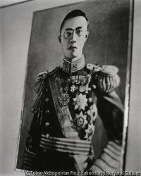 江成 常夫《満州国皇帝 愛新覚羅溥儀の肖像（吉林省歴史博物館）・新京